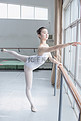 芭蕾运动舞者训练艺术摄影图配图