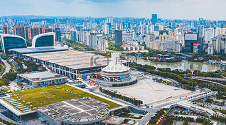 城市中午广西南宁国际会展中心航拍路旁无人机摄影图配图