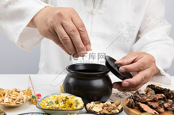 医药白天老中医抓药药房药罐摄影图配图