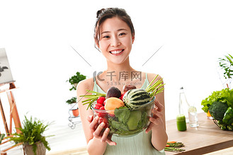 青年女人拿着新鲜水果蔬菜