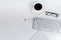 商务办公咖啡键盘眼镜背景摄影图配图