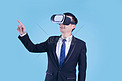 人像眼镜科技VR虚拟体验摄影图配图