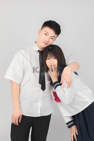 情侣白天男女室内怀抱摄影图配图