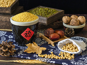 八宝粥食材五谷杂粮夜晚绿豆小米黄豆核桃室内食材摄影图配图