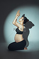 孕婴瑜伽傍晚孕妇室内地面瑜伽体式摄影图配图