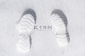 雪地里的脚印摄影图