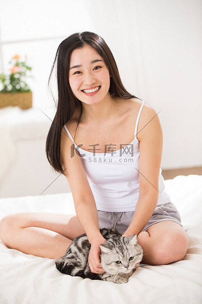 青年女人和猫