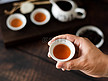 喝茶手拿茶杯白天茶具茶室喝茶摄影图配图