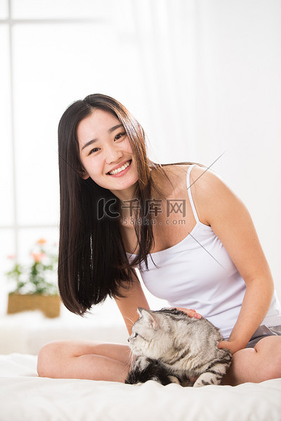 qq宠物摄影照片_青年女人和猫