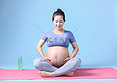 孕妇瑜伽健身减肥身材摄影图配图