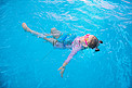 暑期培训白天女童游泳馆仰泳摄影图配图