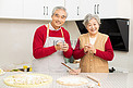 除夕两个老人在厨房里包饺子摄影图配图