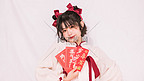 拜年新年春节可爱女孩发红包摄影图配图