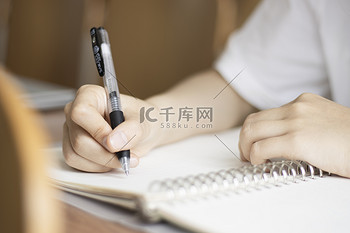 2025高考图片素材校园读书白天女学生的手教室写字摄影图配图