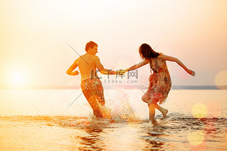 数据图表人高清背景图片_有趣的夏季海滩背景瞻礼的时候。夫妇在海滩的爱情
