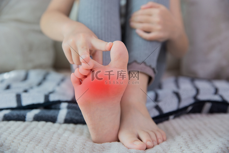 疼痛脚疼按摩女性脚摄影图配图高清摄影大图-千库网