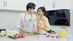 居家隔离情侣年轻夫妇在厨房一起做饭