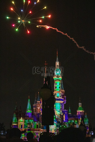 烟花节夜晚迪士尼城堡室外夜景实拍摄影图配图