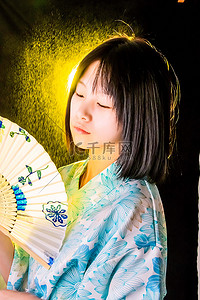 木刻牡丹花摄影照片和服少女白天神明少女屋内手拿扇子摄影图配图