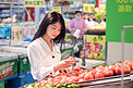 西红柿美女超市市场下班摄影图配图