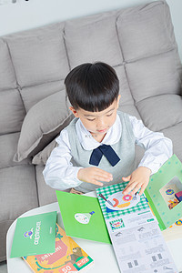 学习晚上小男孩家里贴贴纸摄影图配图