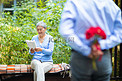 老年爱情白天准备送惊喜的老人户外送玫瑰花摄影图配图