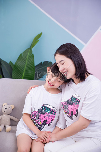 妈妈女儿人像亲子人像母女家庭人像摄影图配图