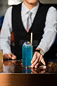 鸡尾酒白天调酒师手握鸡尾酒酒吧吧台手握鸡尾酒摄影图配图