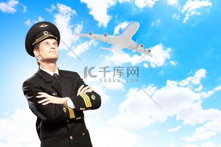男飞行员的形象。男飞行员以飞机为背景的图像高清摄影大图-千库网