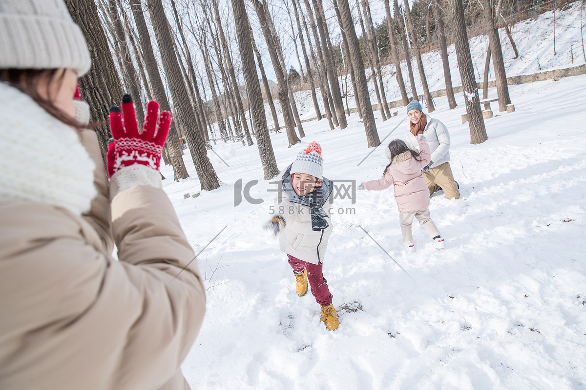 打雪仗的快乐家庭高清摄影大图-千库网