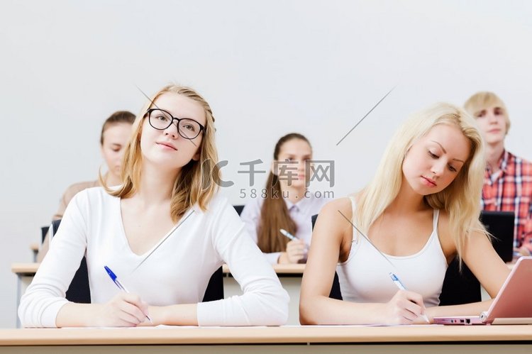 坐在教室里讲课的年轻人。上课的学生高清摄影大图-千库网