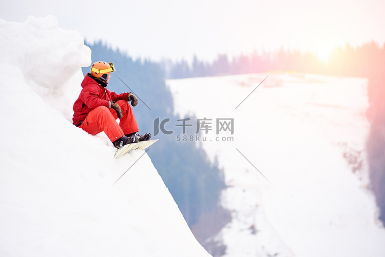 红衣男滑雪高清摄影大图 千库网