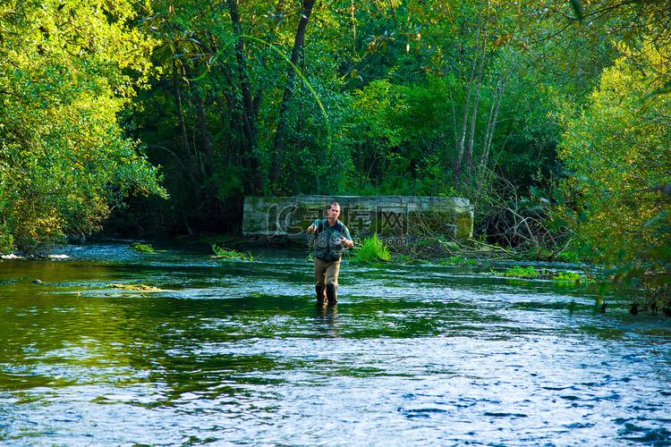 飞捕鱼的渔夫高清摄影大图 千库网