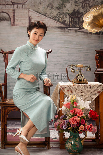 怀旧家具图片素材_古典美女