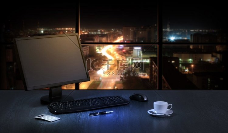 办公室在晚上。晚上在办公室工作，从窗户可以看到城市的景色高清摄影大图-千库网