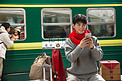 在火车站台上用手机的青年男人