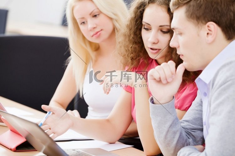 坐在教室里讲课的年轻人。上课的学生高清摄影大图-千库网