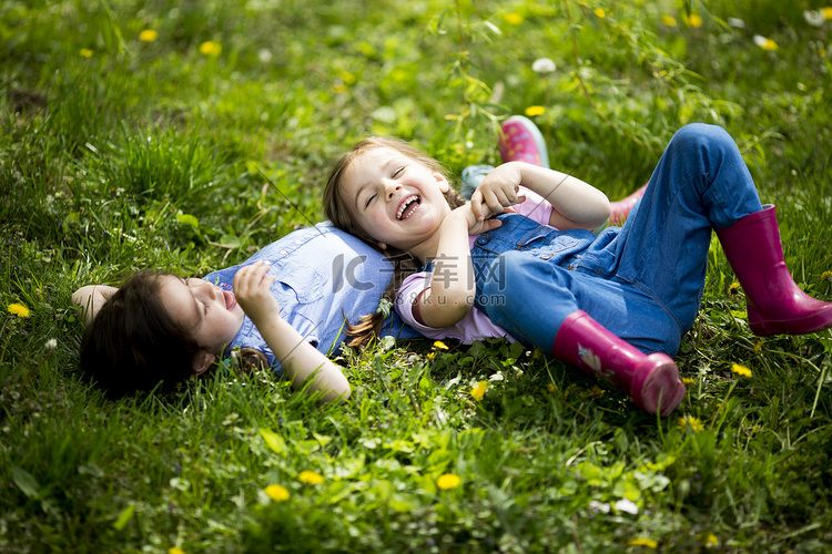 玩得开心的女孩高清摄影大图 千库网
