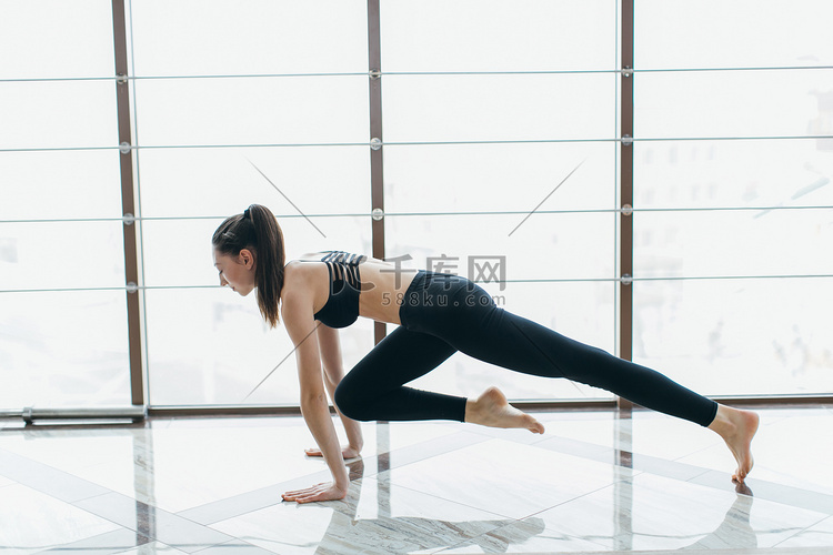 在窗户附近的女孩练习瑜伽高清摄影大图 千库网