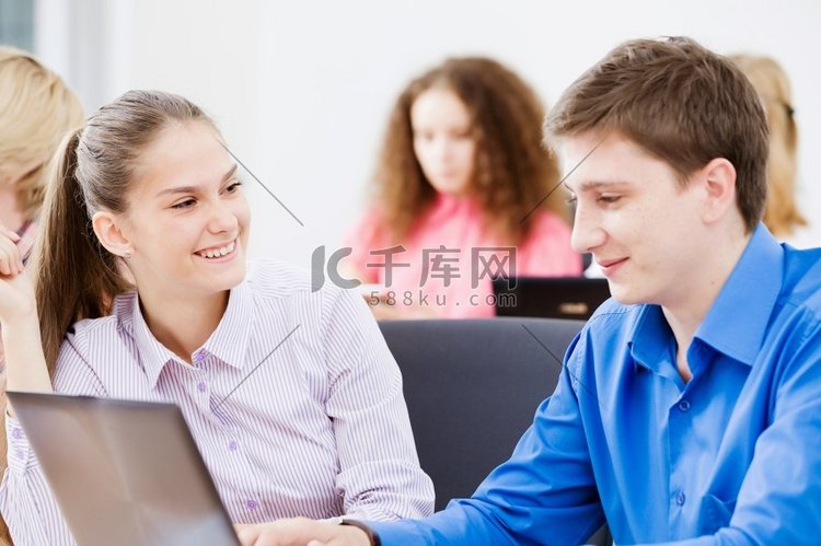坐在教室里讲课的年轻人。上课的学生高清摄影大图-千库网