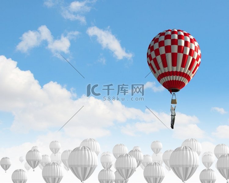 天空中的浮空器。气球在天空中高高飞的概念图高清摄影大图 千库网