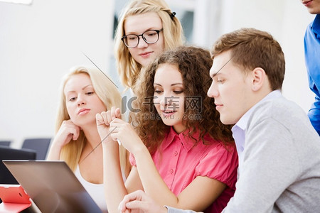 坐在教室里讲课的年轻人。上课的学生高清摄影大图-千库网