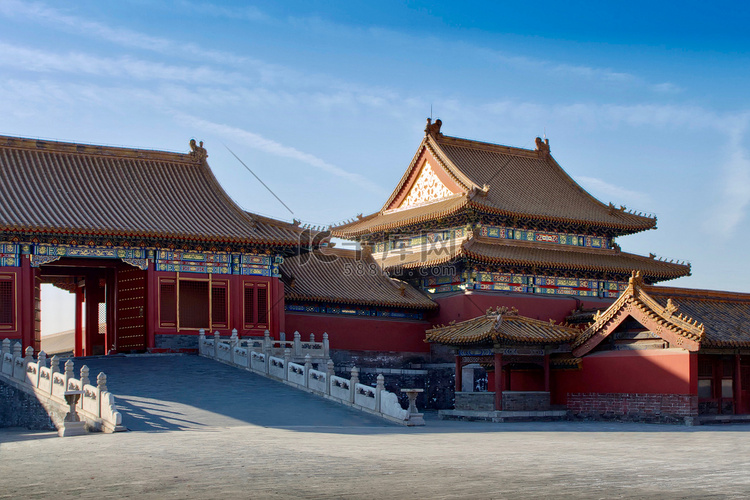 中国古代建筑。 蓝色天空下的历史性建筑。 故宫，紫禁城高清摄影大图 千库网