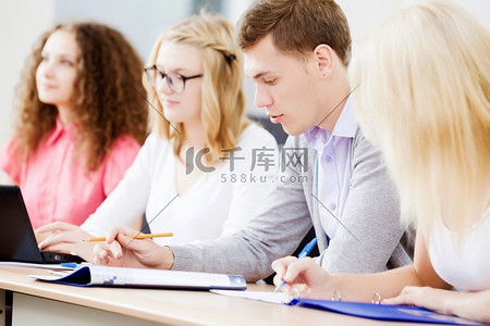 年轻人坐在教室里听讲座。上课的学生高清摄影大图-千库网