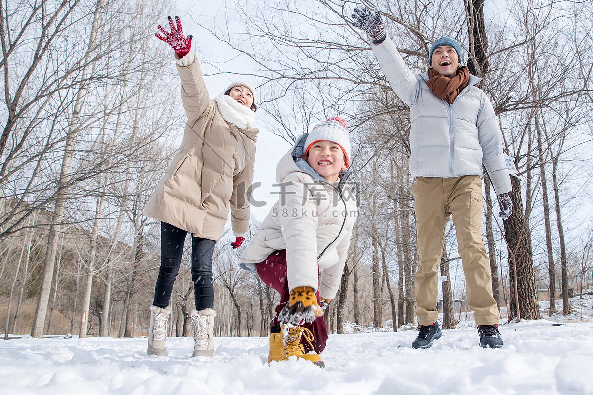 打雪仗的快乐家庭高清摄影大图-千库网