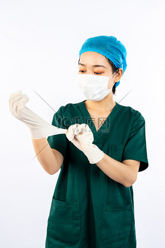 手术女医生整理医护手套