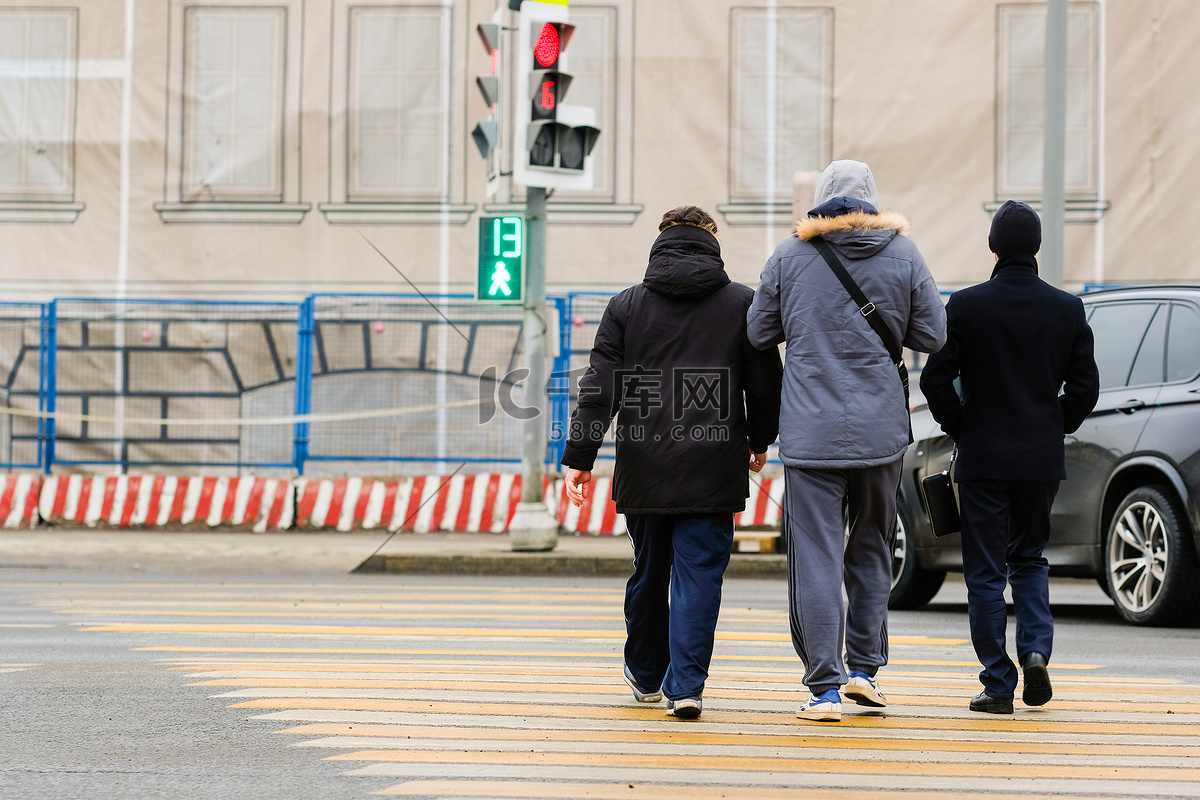 莫斯科, 俄罗斯-四月, 2, 2018: 行人的形象过马路高清摄影大图-千库网