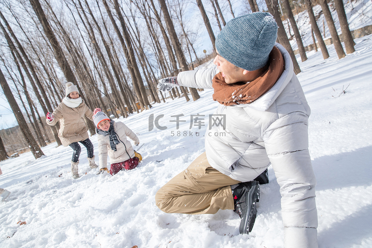 年轻人在冬天的森林里打雪仗照片摄影图片_ID:313486541-Veer图库