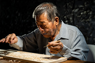 中年匠人雕刻木雕