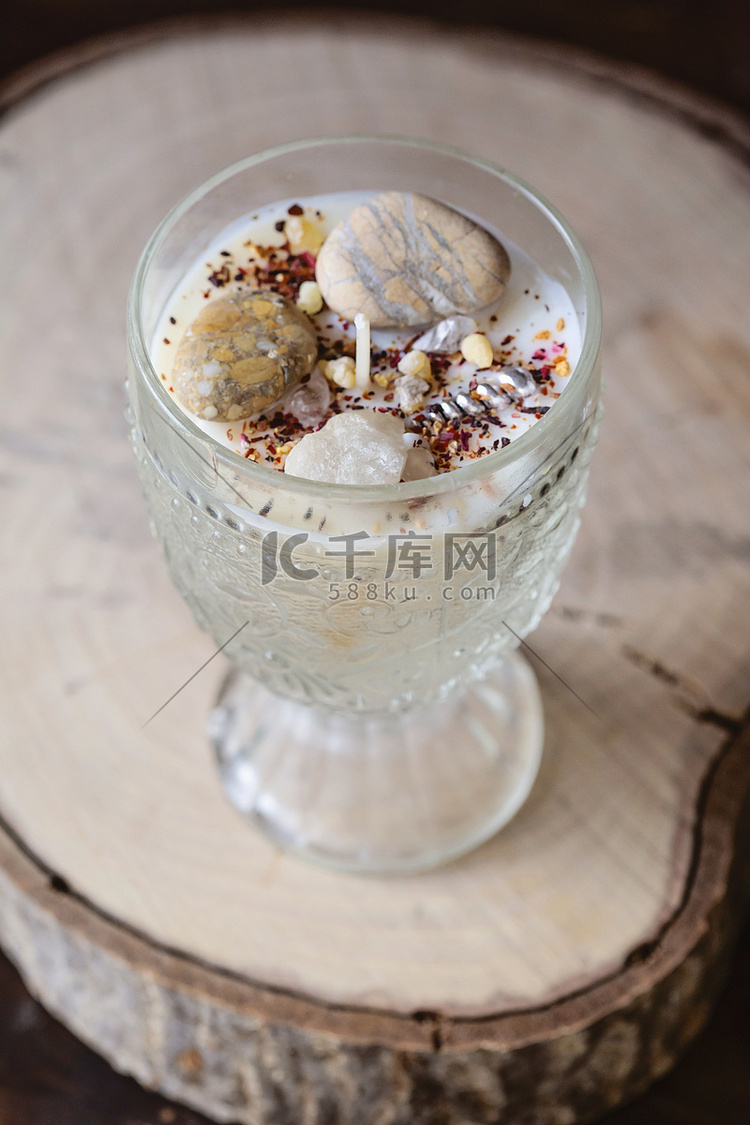 Natural soy wax decorative candle in vintage glass高清摄影大图千库网